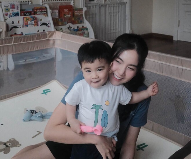 MC Mai Ngọc giờ đi đâu cũng vội vàng nhớ nhung quý tử ở nhà.