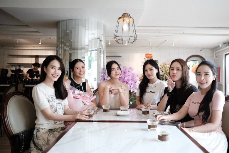 Hội bạn thân của Mai Ngọc và Ngô Mai Phương gồm nhiều gương mặt nổi tiếng.