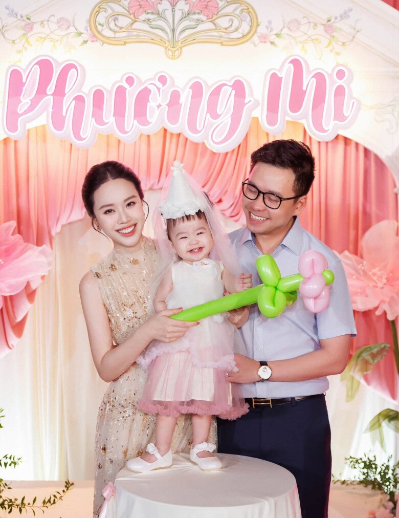 Vợ chồng MC Ngô Mai Phương tổ chức tiệc thôi nôi hoành tráng cho ái nữ.