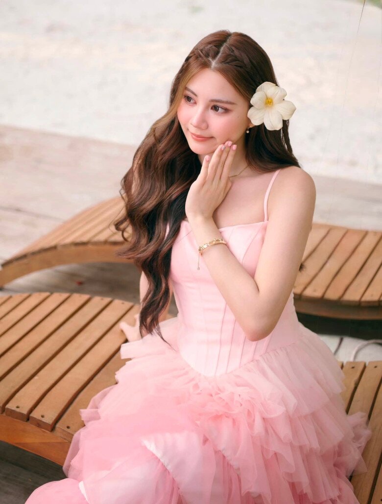 Vợ chồng MC Quyền Linh tổ chức tiệc sinh nhật trên du thuyền mừng tuổi 18 của ái nữ.