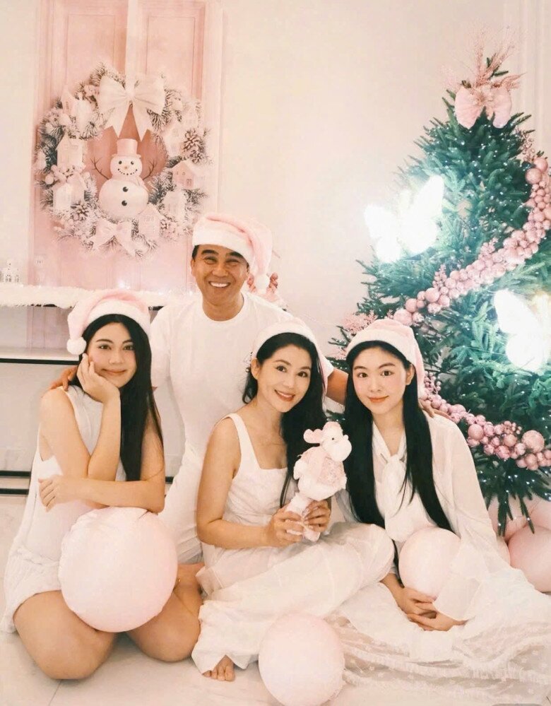 Gia đình hạnh phúc của MC Quyền Linh và doanh nhân Dạ Thảo.