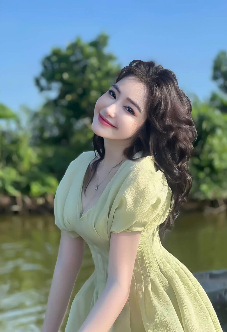 Nhiều năm qua, Elly Trần ít hoạt động nghệ thuật, tập trung kinh doanh và chăm sóc 2 con.