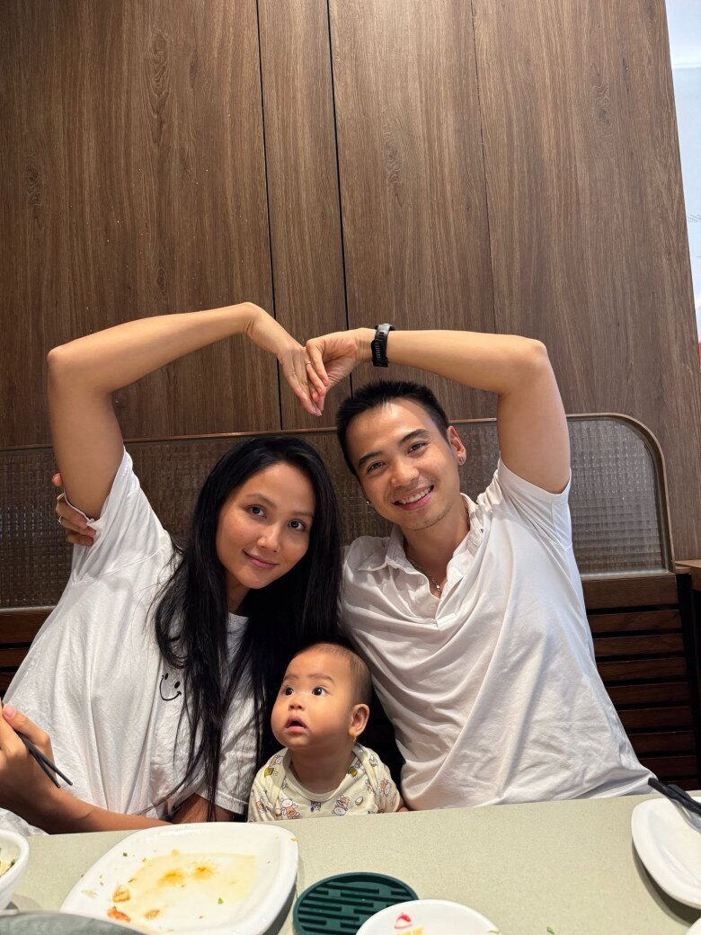 Gia đình hạnh phúc của Hoa hậu H’Hen Niê và nhiếp ảnh gia Tuấn Khôi.