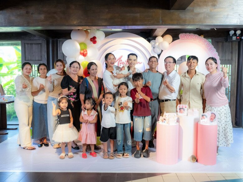 Gia đình 2 bên vun vén hạnh phúc của vợ chồng H’Hen Niê và Tuấn Khôi.