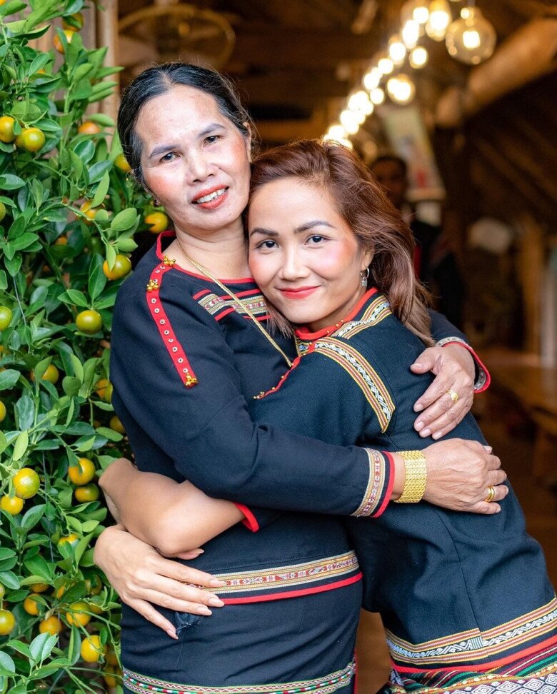 Hình ảnh mẹ ruột giản dị, tảo tần của H’Hen Niê để lại ấn tượng đẹp trong lòng khán giả.