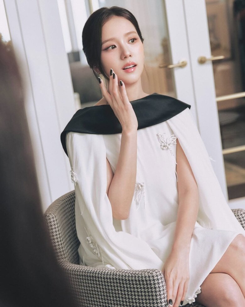 Jisoo từng đứng đầu danh sách Người phụ nữ đẹp nhất thế giới 3 năm liên tiếp.