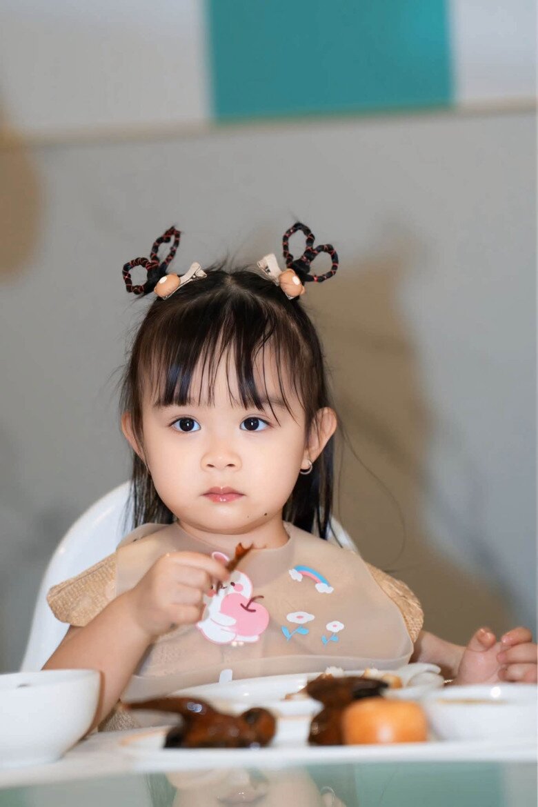 Con gái đầu lòng xinh xắn như búp bê của vợ chồng Kha Ly và Thanh Duy.