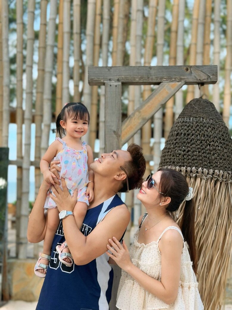 Cặp đôi thường xuyên chia sẻ hình ảnh về gia đình nhỏ lên mạng xã hội.
