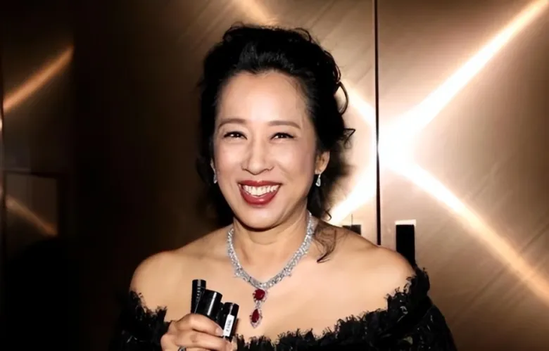 Dù có nhan sắc và danh hiệu làm bệ phóng, song Chu Linh Linh không hoạt động nghệ thuật sôi nổi.