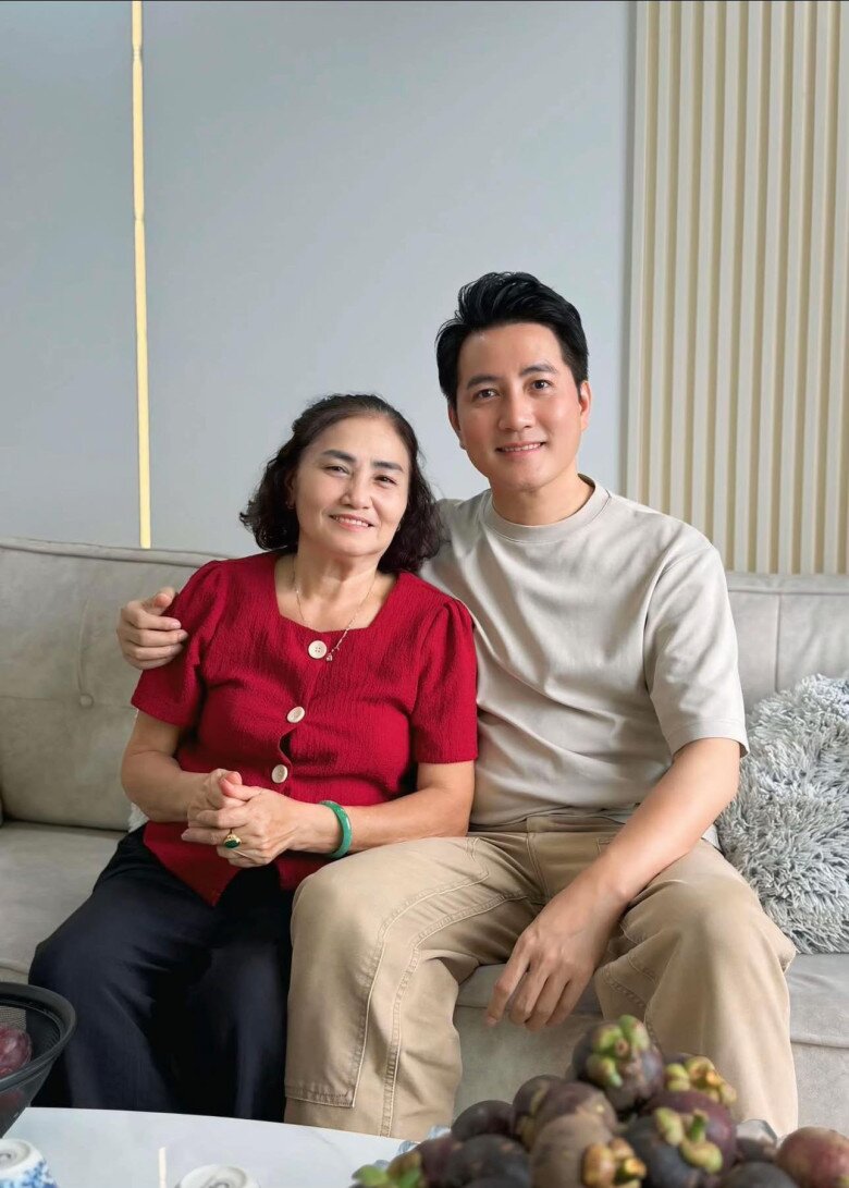 Mẹ ruột của Nguyễn Phi Hùng từng làm công nhân, tần tảo nuôi con.
