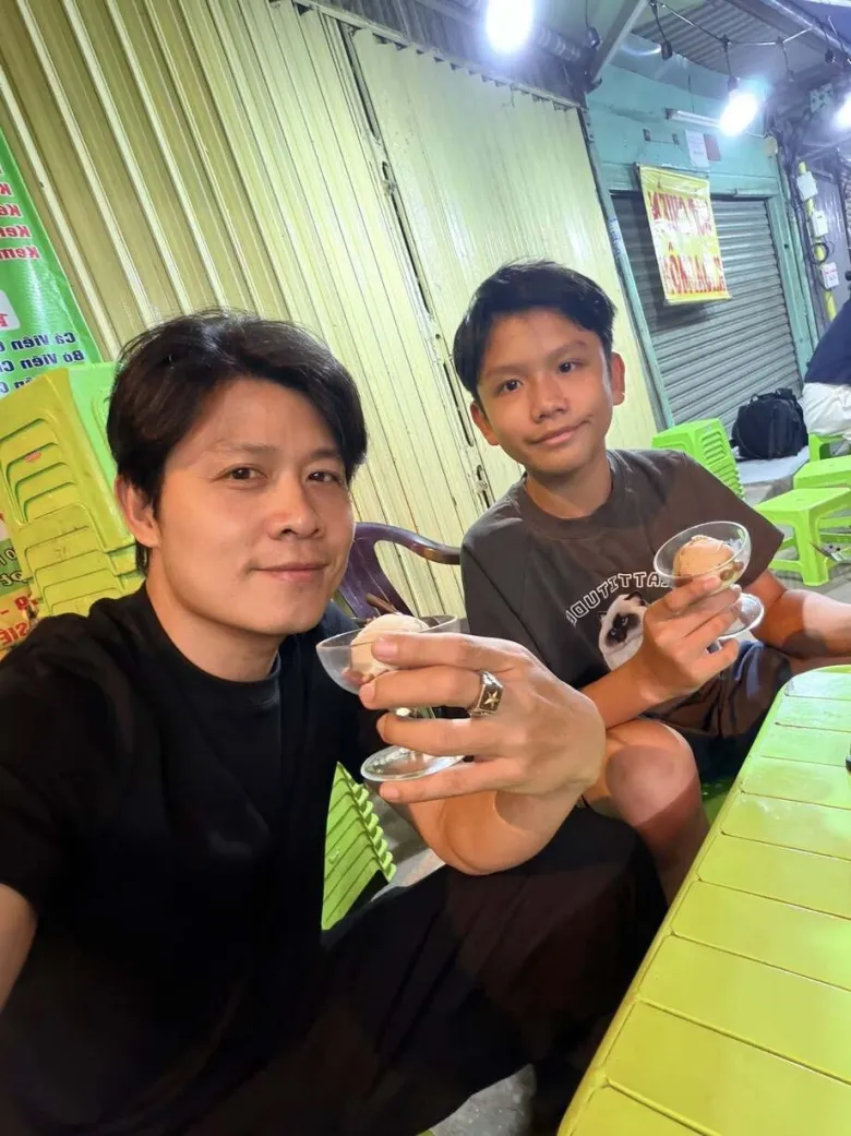 Nhạc sĩ Nguyễn Văn Chung dành nhiều thời gian đồng hành cùng con.