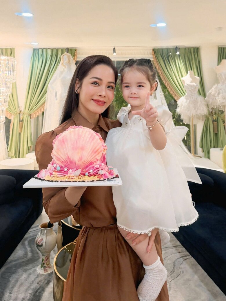 Con gái lai cực đáng yêu của Nhật Kim Anh.