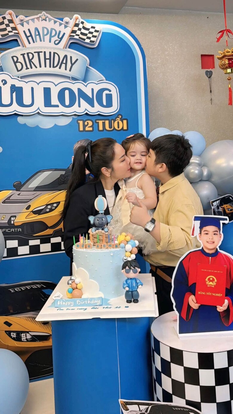 2 con của Nhật Kim Anh quấn quýt bên nhau.