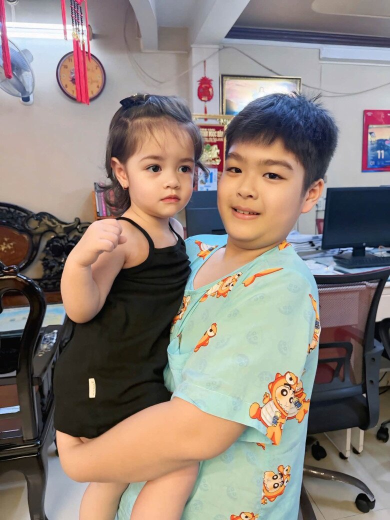 Con trai Nhật Kim Anh ra dáng anh cả, biết yêu thương và chăm sóc em gái.