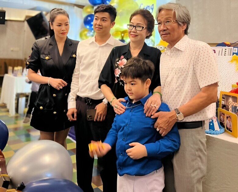 Nhật Kim Anh và gia đình bỏ qua những khúc mắc trong quá khứ để cùng nuôi dạy Bửu Long.