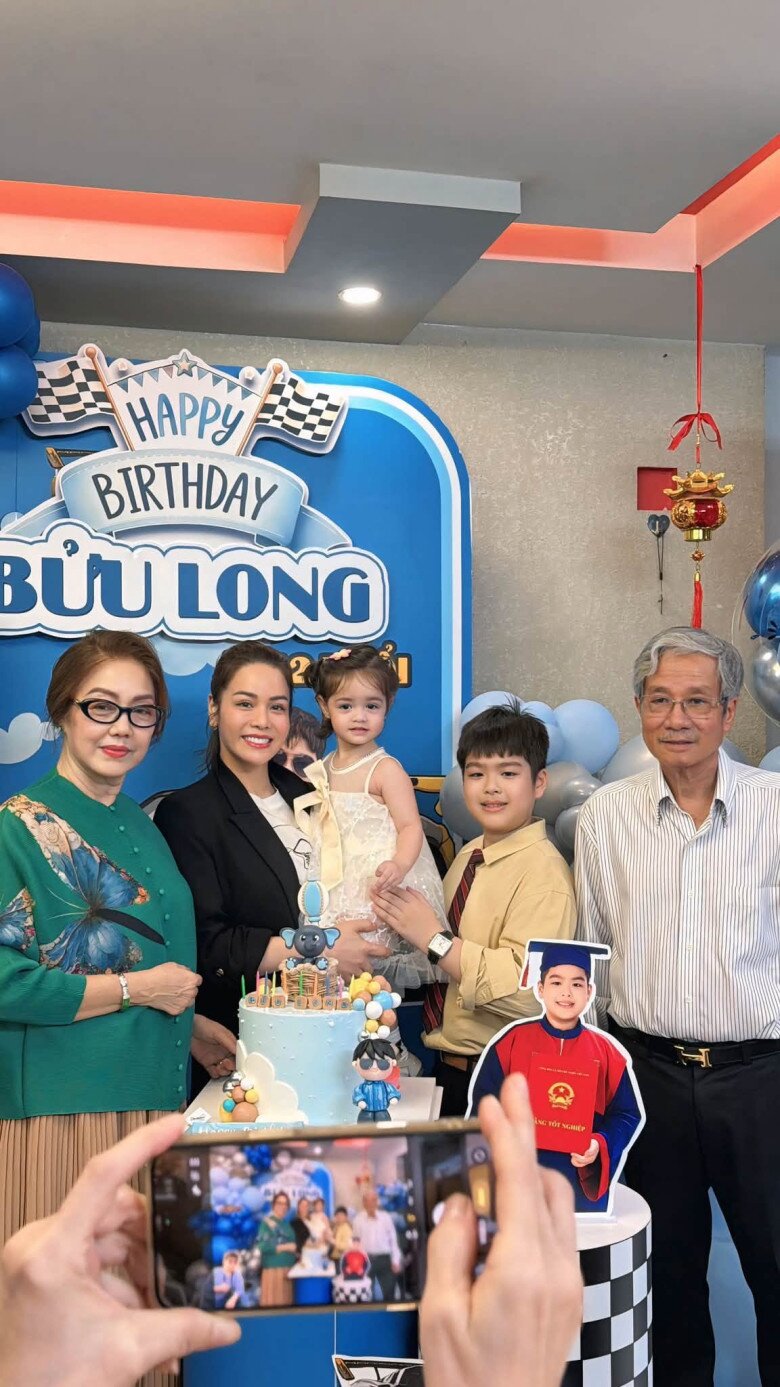 Nữ ca sĩ vui vẻ hội ngộ bên cạnh bố mẹ chồng cũ.