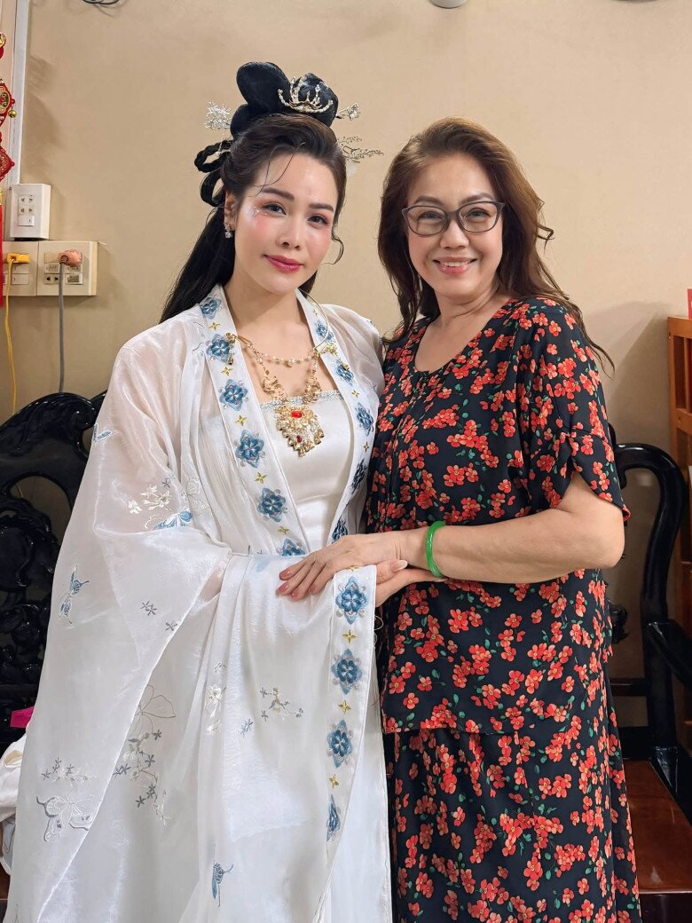 Nữ ca sĩ chụp ảnh thân thiết bên mẹ chồng cũ.
