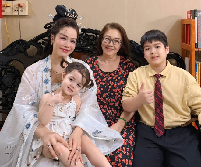 Nhật Kim Anh hóa chị Hằng, đón Trung thu bên 2 con.