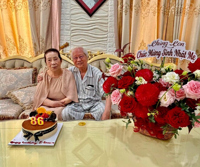 NSND Hồng Vân khoe mẹ ruột đón sinh nhật tuổi 86 ấm áp bên chồng.