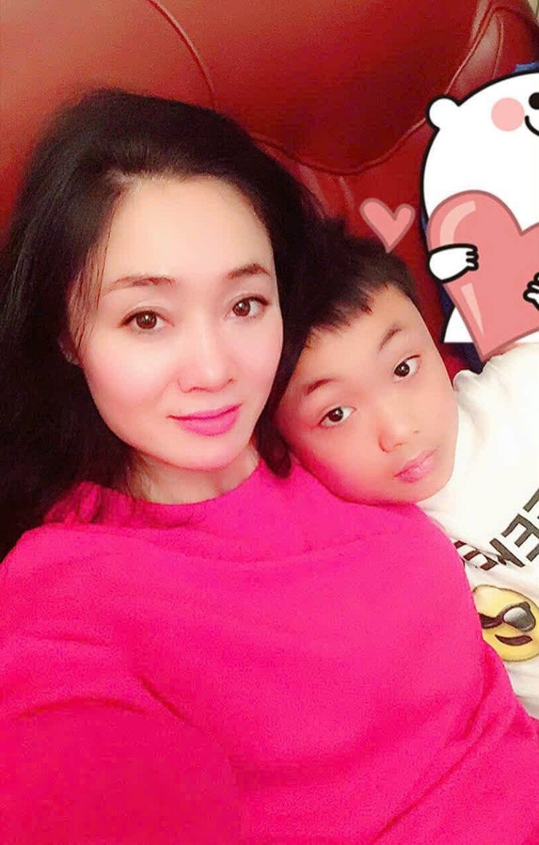 Nữ nghệ sĩ đăng tải hình ảnh lúc nhỏ của con trai.
