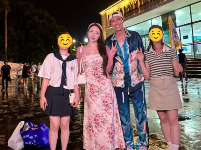 Việt Anh và Quỳnh Nga được người qua đường bắt gặp cùng nhau đi du lịch.