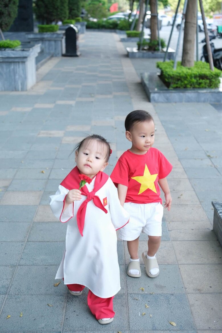 Cặp song sinh đáng yêu nhà Phương Oanh được khán giả yêu mến.