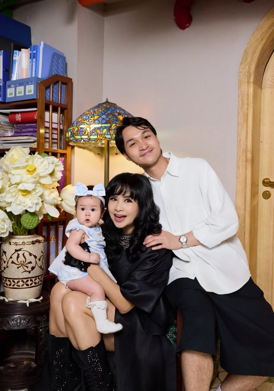 Dù bận rộn, NSND Thanh Lam vẫn luôn dành tình yêu đủ đầy cho con.