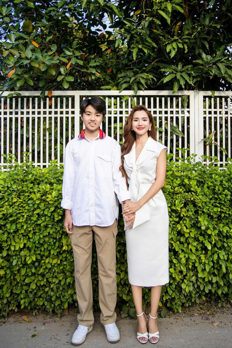 Kim Cương bị nhầm là chị gái của Hưng Phát khi cùng nhau ra đường.