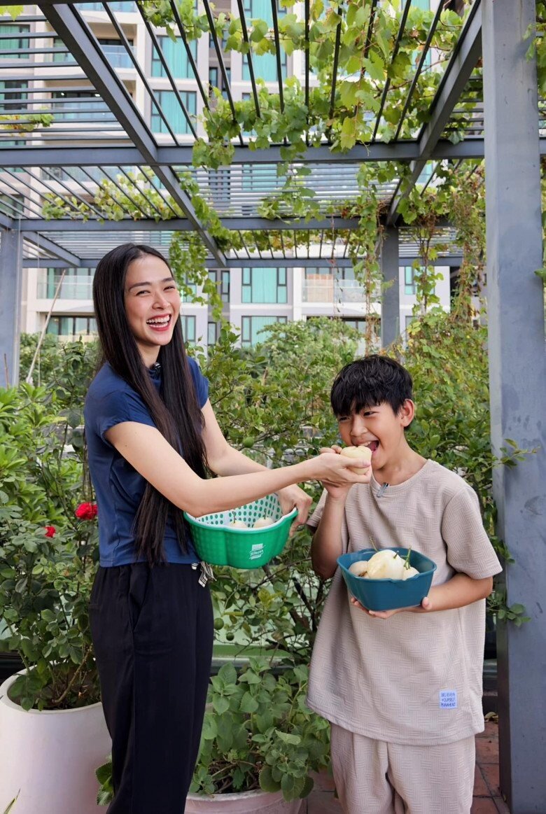 Diệp Bảo Ngọc hiện tại đang làm mẹ đơn thân, nuôi dạy quý tử điển trai.