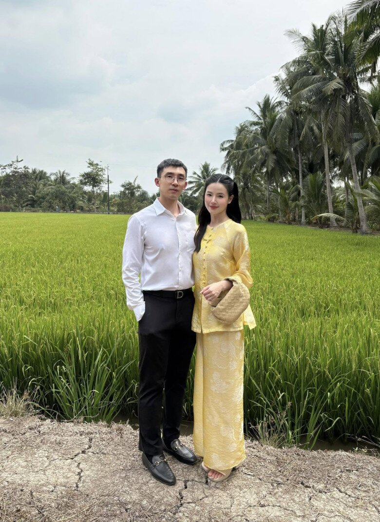 Midu được ông xã kém tuổi yêu thương và cưng chiều hết mực.
