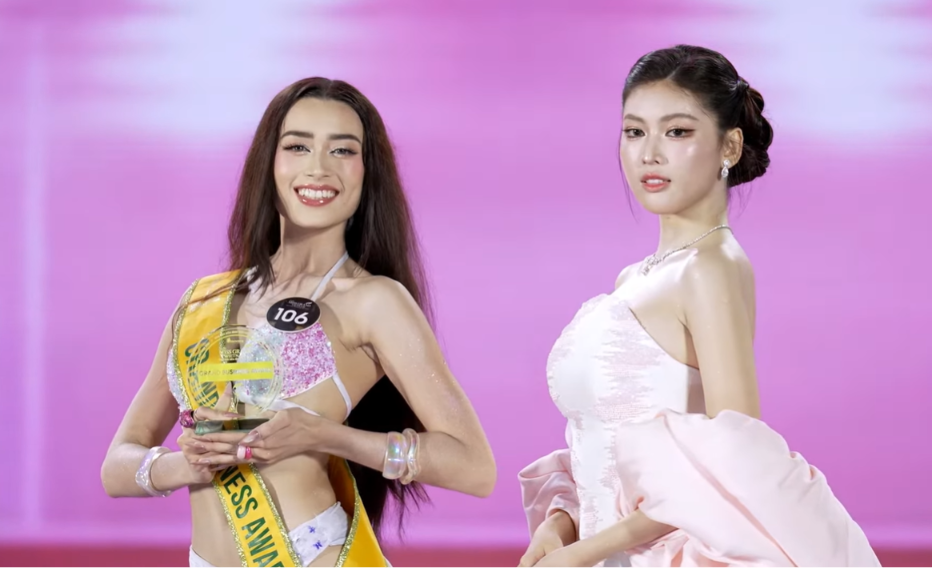 Emoura Phạm đoạt giải thưởng phụ Best Business Award, vào thẳng Top 15 chung cuộc.