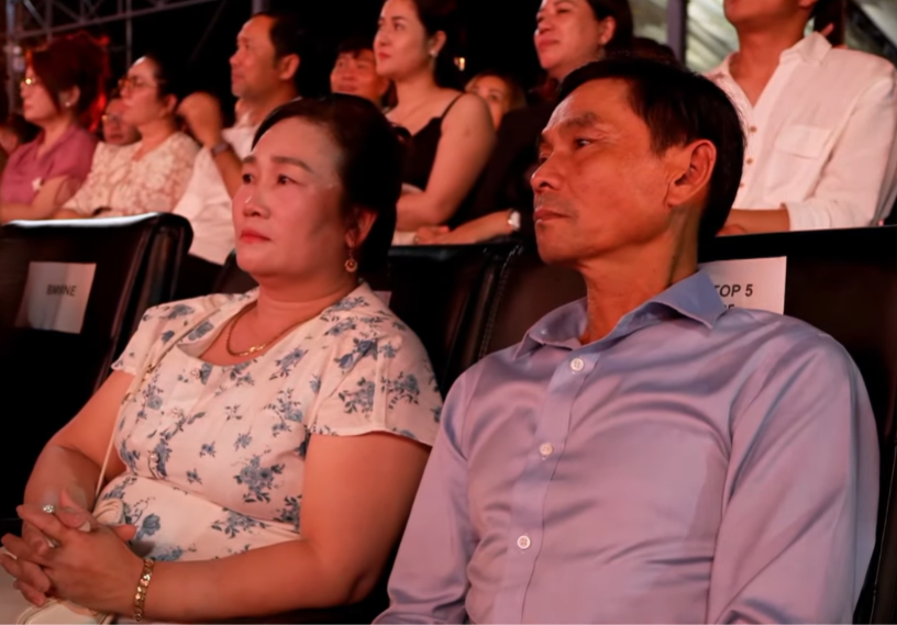 Bố mẹ Yến Nhi xúc động theo dõi con gái dưới khán đài.