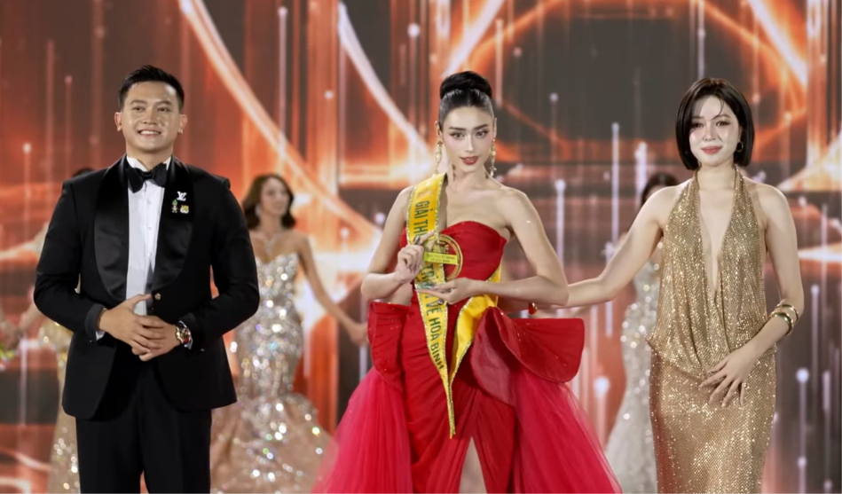 Emoura Phạm đoạt giải thưởng phụ Thuyết trình về hòa bình.
