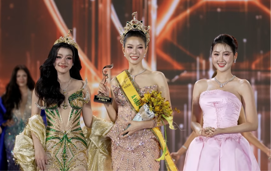 emÁ hậu 4 Trịnh Yến Nhi./em