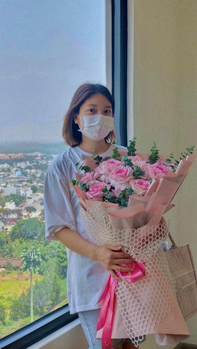Hòa Minzy nhiều lần chi tiền mạnh tay để tặng quà cho trợ lý, như một cách cảm ơn và ghi nhận.