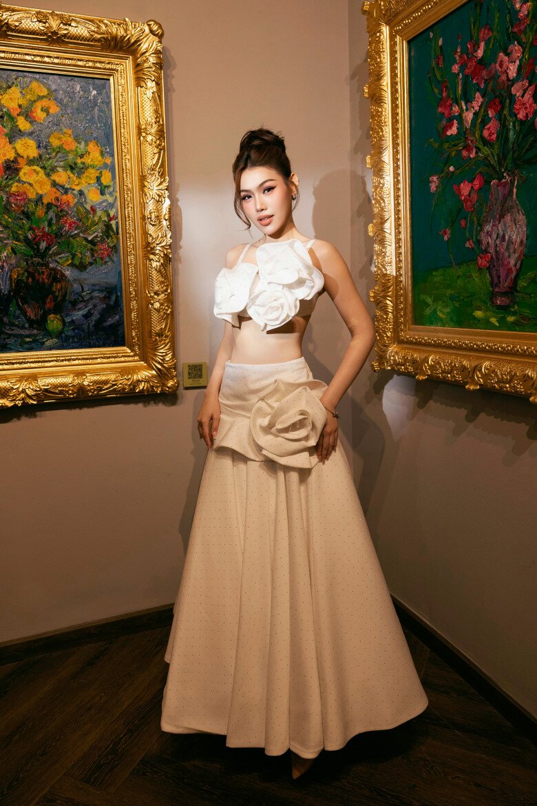 Á hậu Đỗ Cẩm Ly - Miss Cosmo Vietnam 2026 khoe vòng eo con kiến ở sự kiện.