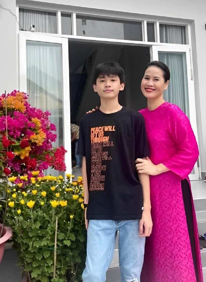 Con trai đầu lòng của nữ diễn viên hiện du học Mỹ, có ngoại hình nổi bật.