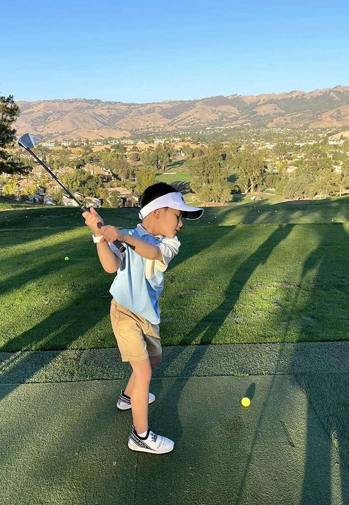 Bé Thiên Từ chơi golf từ năm 5 tuổi, thường mặc đồ hiệu ra sân.