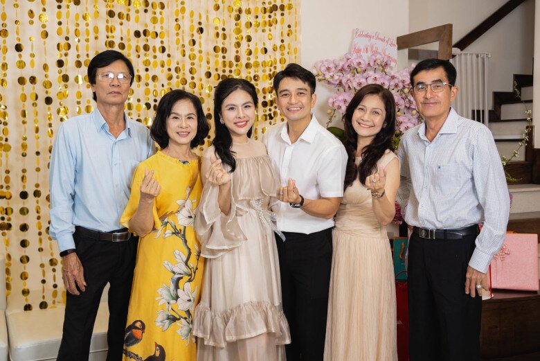 Vân Trang được gia đình 2 bên phụ giúp chăm sóc các con.