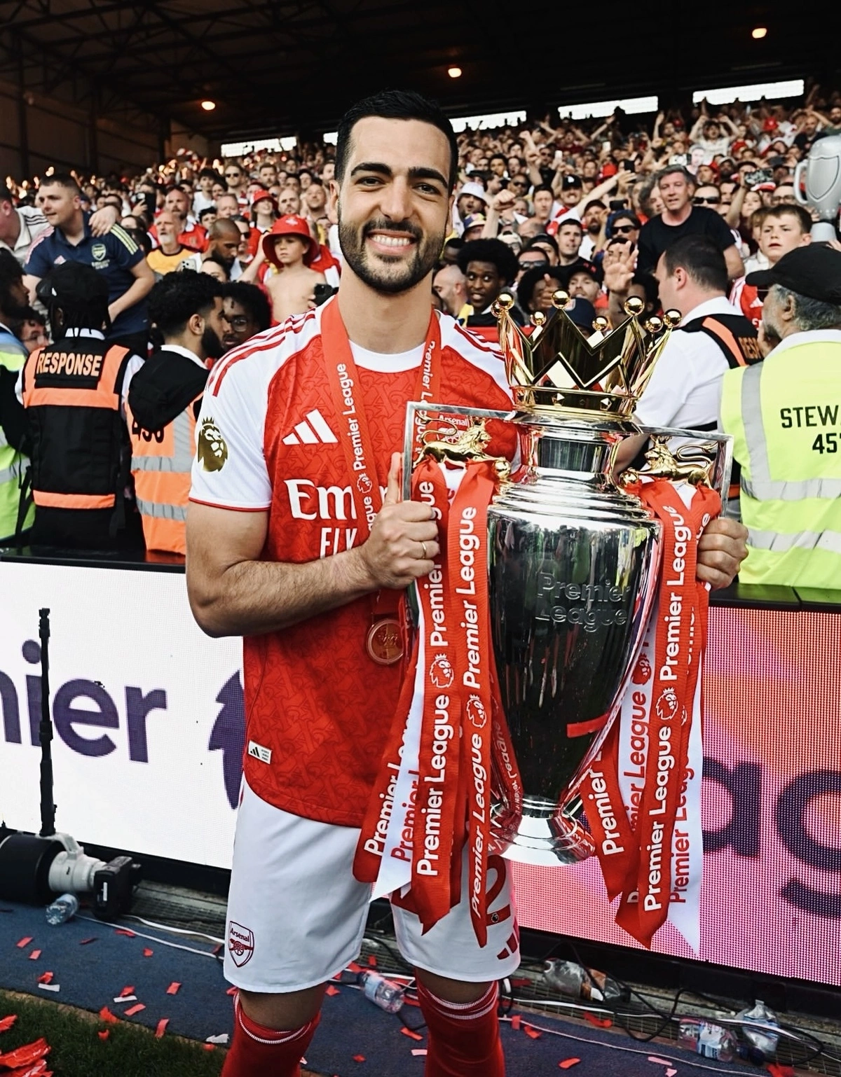Mikel Merino sinh năm 1996, thi đấu chuyên nghiệp trong màu áo Osasuna từ 2014 rồi lần lượt chuyển sang Borussia Dortmund, Newcastle United, Real Sociedad, hiện là Arsenal. Anh được đánh giá là mẫu tiền vệ box-to-box hiện đại, nổi bật ở khả năng tranh chấp, không chiến, chuyền xuyên tuyến và di chuyển không bóng. Với nền tảng thể lực cùng tư duy chiến thuật tốt, anh có thể đảm nhiệm nhiều vai trò ở hàng tiền vệ. Tại Arsenal, HLV Mikel Arteta từng nhiều lần sử dụng Merino như trung phong bất đắc dĩ khi đội nhà thiếu tiền đạo vì chấn thương và anh luôn để lại dấu ấn với những bàn thắng quan trọng.