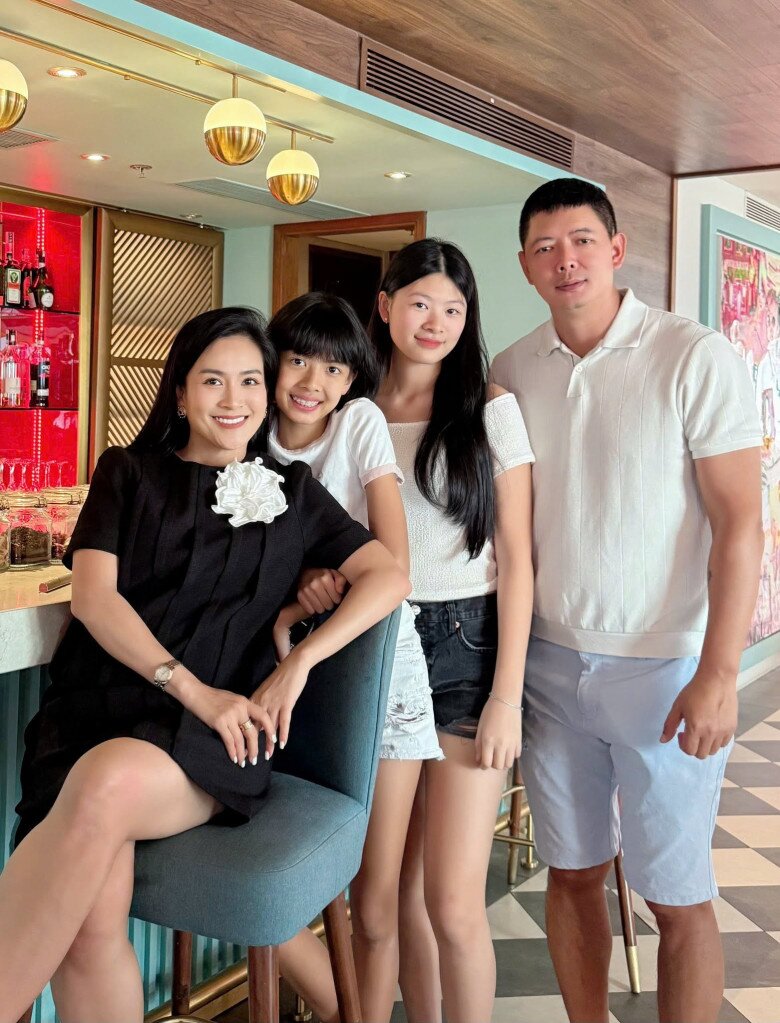Gia đình hạnh phúc của Bình Minh và Anh Thơ.