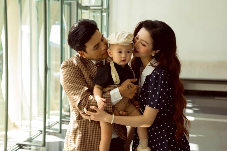 Vợ chồng Tuệ Như và Hồ Quang Hiếu thực hiện bộ ảnh kỷ niệm nhân dịp gia đình chuẩn bị đón thêm thành viên.