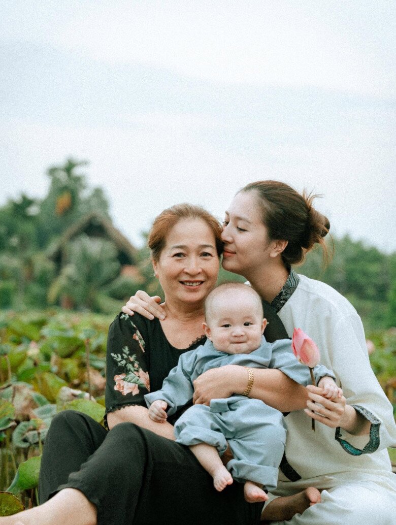 Cặp đôi nhận được sự hỗ trợ từ bố mẹ trong quá trình nuôi dạy quý tử.