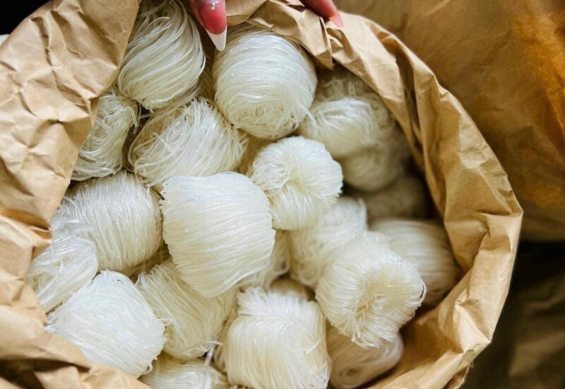 Hủ tiếu Sa Đéc gắn liền với các làng nghề làm hủ tiếu lâu năm của địa phương. Sợi hủ tiếu được làm từ gạo, có màu trắng đục, mềm nhưng không bở và giữ được hương thơm tự nhiên của nguyên liệu. Đây là một trong những món ăn góp phần làm nên nét riêng cho ẩm thực Sa Đéc.