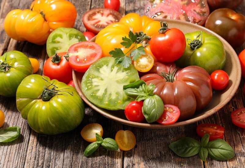 Cà chua là loại quả quen thuộc được bày bán quanh năm tại các chợ và siêu thị. Nhờ giàu lycopene, vitamin C, vitamin A cùng hàm lượng nước cao, cà chua giúp bổ sung chất chống oxy hóa, hỗ trợ sản sinh collagen, góp phần làm đẹp da và giải nhiệt hiệu quả trong ngày nắng.