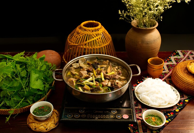 Nhắc đến ẩm thực Lào Cai, nhiều người nghĩ ngay đến thắng cố - món ăn gắn bó lâu đời với người dân ở Bắc Hà. Món được nấu từ thịt, xương và nội tạng ngựa, kết hợp hơn chục loại gia vị như thảo quả, quế, hồi, địa liền, tạo nên hương thơm đậm chất núi rừng.