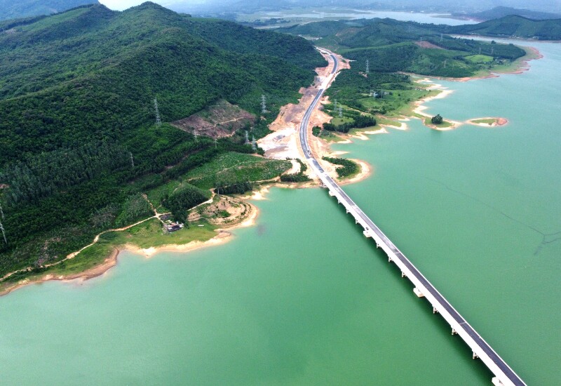 Được ví von là “viên ngọc xanh” thức giấc, cách trung tâm Thanh Hóa khoảng 60km, nhiều năm gần đây hồ Yên Mỹ trở thành điểm dã ngoại được nhiều người yêu thích. Đây cũng là công trình thủy lợi quan trọng cung cấp nước cho sản xuất và sinh hoạt của người dân. 