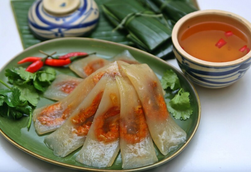Bánh bột lọc Mỹ Chánh là đặc sản nổi tiếng của Quảng Trị, làm từ bột sắn lọc kỹ, bọc nhân tôm, thịt ba chỉ rồi gói trong lá chuối và hấp chín. Vỏ bánh trong, dai mềm, nhân đậm vị, hòa quyện cùng hương lá tạo nên sức hấp dẫn riêng khó lẫn.