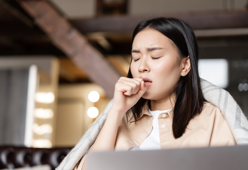 Ho kéo dài trên 3 tuần, đặc biệt không đáp ứng với thuốc điều trị thông thường, có thể là dấu hiệu sớm của ung thư phổi. Khi tình trạng ho ngày càng nặng, xuất hiện nhiều hơn vào ban đêm hoặc kèm khàn tiếng, đau ngực, khó thở thì tuyệt đối không được xem thường. 