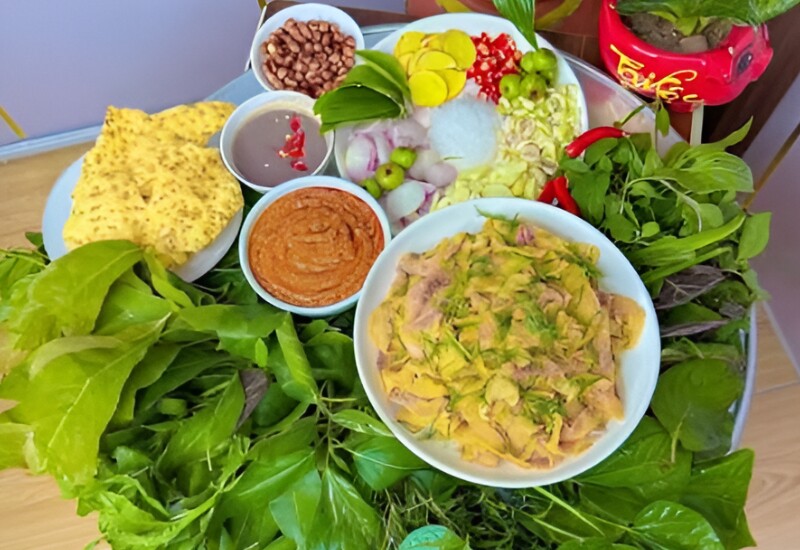 Gỏi cá Biên Hòa là một trong những món ăn nổi tiếng của TP Đồng Nai, sử dụng cá nước ngọt còn tươi để chế biến. Thịt cá được thái lát mỏng, sơ chế kỹ, trộn cùng thính, rau thơm và nhiều loại lá rừng, tạo nên hương vị hài hòa giữa vị ngọt, bùi bùi và thanh mát. 